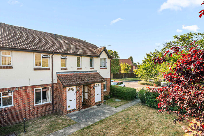 1 Bedroom Ground Maisonette For Sale In Vanbrugh Drive, Walton-On-Thames, KT12