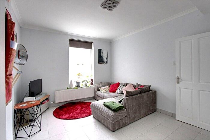 3 Bedroom Flat To Rent In Camden Park Road, Camden, NW1