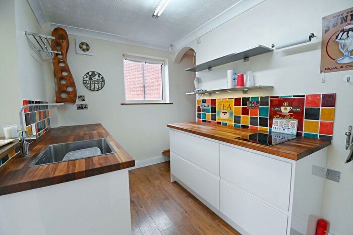 2 Bedroom Semi-detached House For Sale In Farm Fields Close, Waterthorpe, Sheffield, S20