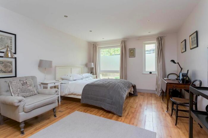 Studio To Rent In Lonsdale Place, Barnsbury, N1
