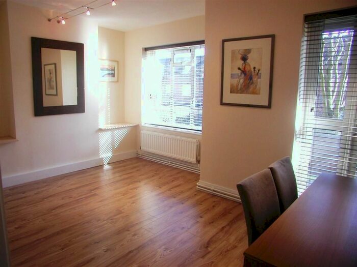2 Bedroom Flat To Rent In Toland Square, London, SW15