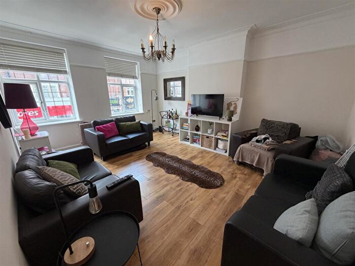 4 Bedroom Maisonette To Rent In Green Lanes, Palmers Green, N13