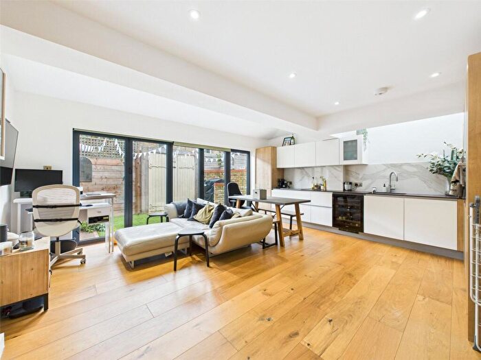 1 Bedroom Apartment To Rent In White Hart Lane, London, SW13