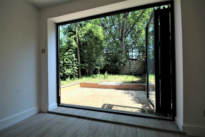 3 Bedroom Flat To Rent In Albion Road, Stoke Newington, London, N16