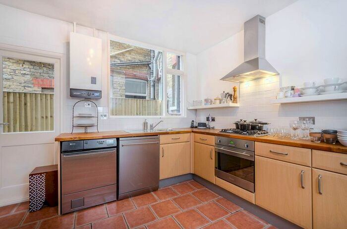 2 Bedroom Flat To Rent In Downs Road, Beckenham, BR3