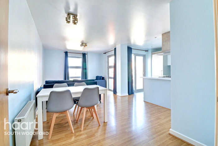 2 Bedroom Apartment For Sale In Kingswood Heights, South Woodford, E18