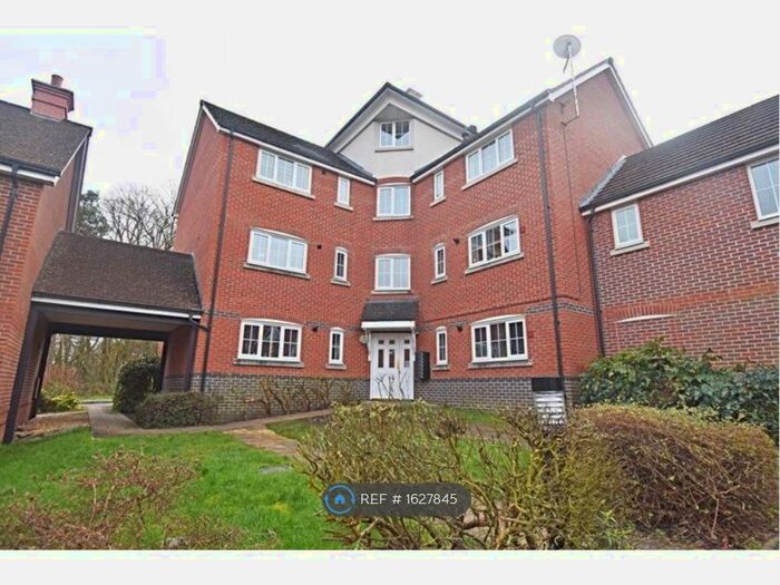 2 Bedroom Flat To Rent In De Port Gardens, Chineham, Basingstoke, RG24