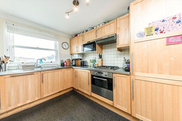 3 Bedroom Flat To Rent In Devonport Road, Shepherds Bush, W12