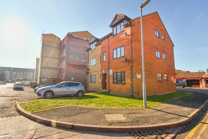 1 Bedroom Flat To Rent In Baron Court, Baronson Gardens, Abington, Northampton, NN1