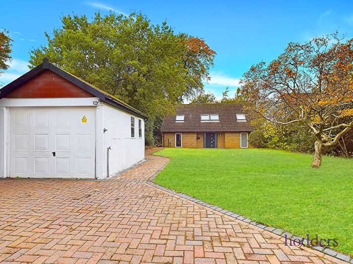 4 Bedroom Detached House To Rent In Waverley Drive, Chertsey, Surrey, KT16