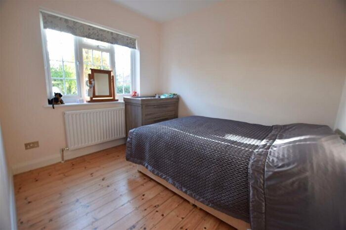 2 Bedroom Flat To Rent In Ditton Lawn, Thames Ditton, KT7