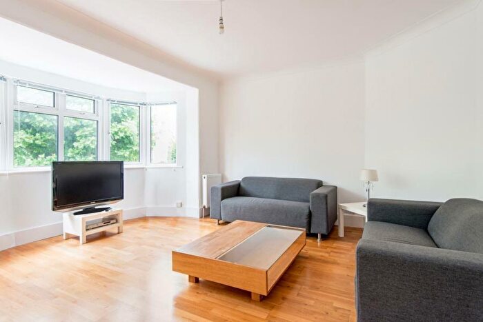 3 Bedroom Apartment To Rent In North End Road, Golders Green, London, NW11