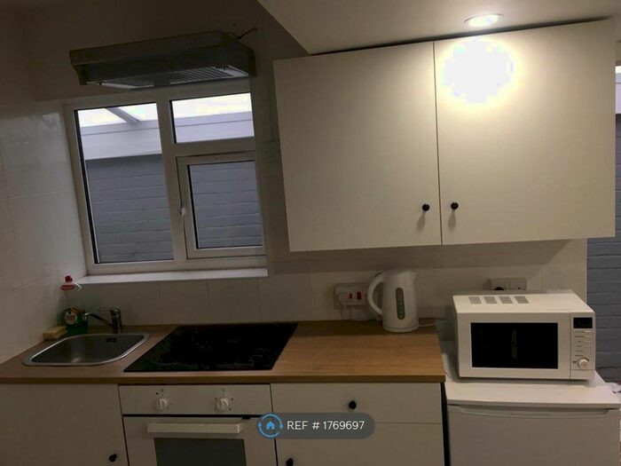 Studio To Rent In Holyhead Road, Coventry, CV5