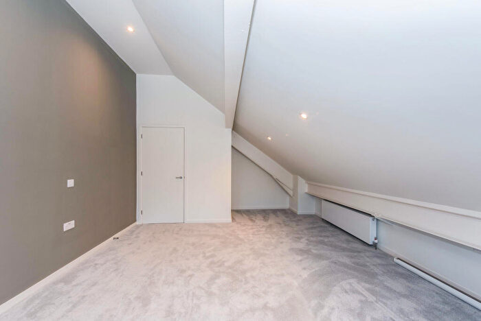 1 Bedroom Apartment To Rent In Becketts Place, KT1