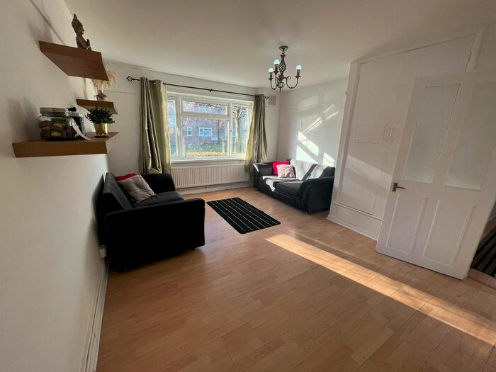 1 Bedroom Flat To Rent In Radcliffe Way, Northolt UB5