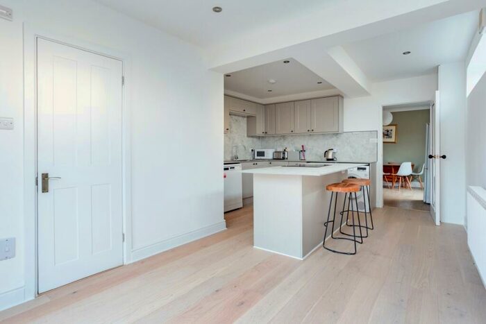 3 Bedroom Semi Detached House To Rent In Doods Road Reigate, RH2