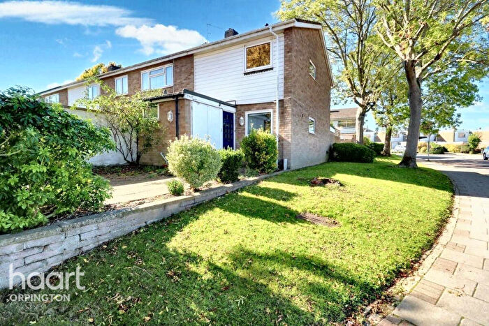 3 Bedroom End Of Terrace House For Sale In Cromer Place, Orpington, BR6