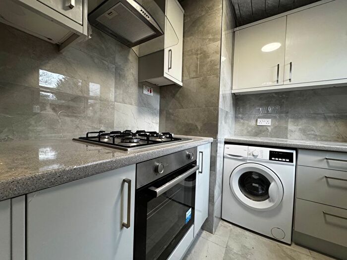 2 Bedroom Flat For Sale In Montagu Court, Leeds, LS8