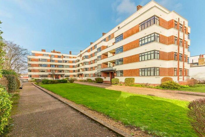 2 Bedroom Flat To Rent In The Crescent, Surbiton KT6