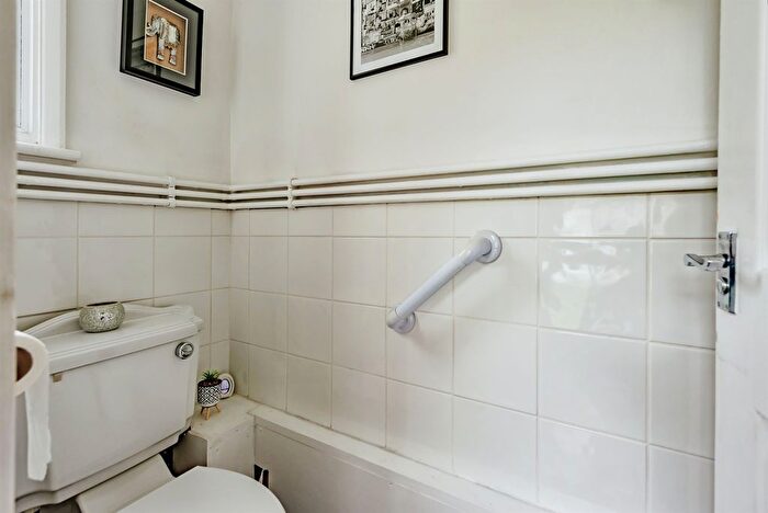 3 Bedroom End Of Terrace House For Sale In Kingsley Road, Crawley, RH11