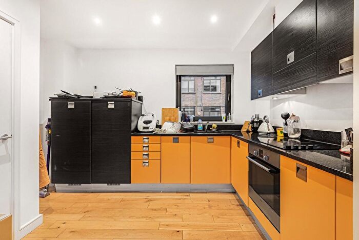 2 Bedroom Flat For Sale In Coleman Fields, Islington, London, N1