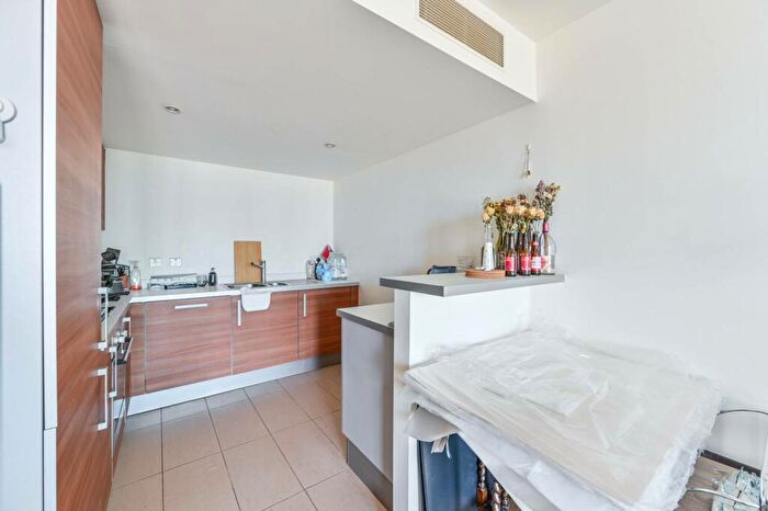 1 Bedroom Flat To Rent In Falcon Wharf, Battersea, London, SW11