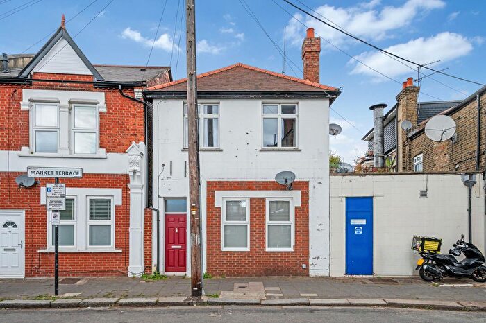 1 Bedroom Flat For Sale In Market Terrace, Albany Road, Brentford, TW8
