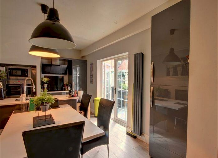 2 Bedroom Flat To Rent In Ashleigh Grove, West Jesmond, Newcastle Upon Tyne, NE2