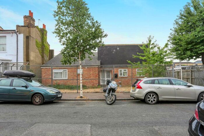 3 Bedroom Property To Rent In Walsingham Road, Clapton, E5