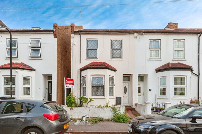 3 Bedroom End Of Terrace House For Sale In Colonial Road, Slough, SL1