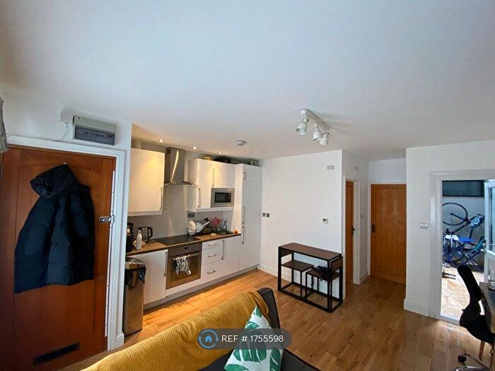 1 Bedroom Flat To Rent In Clarence Mews, London, E5
