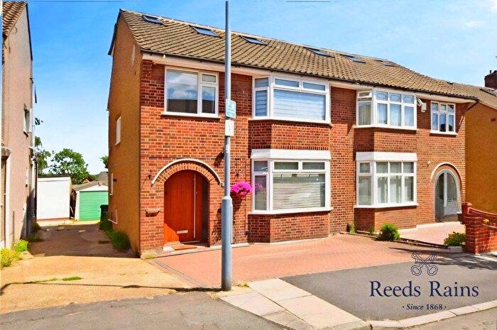 4 Bedroom Terraced House For Sale In Copthorne Avenue, Ilford, IG6