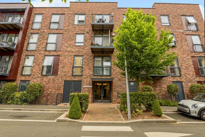 1 Bedroom Flat To Rent In Attlee Court, Stanmore, HA7