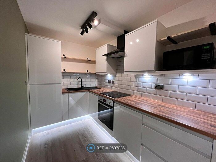 2 Bedroom Flat To Rent In Merlin House, Manchester, M19