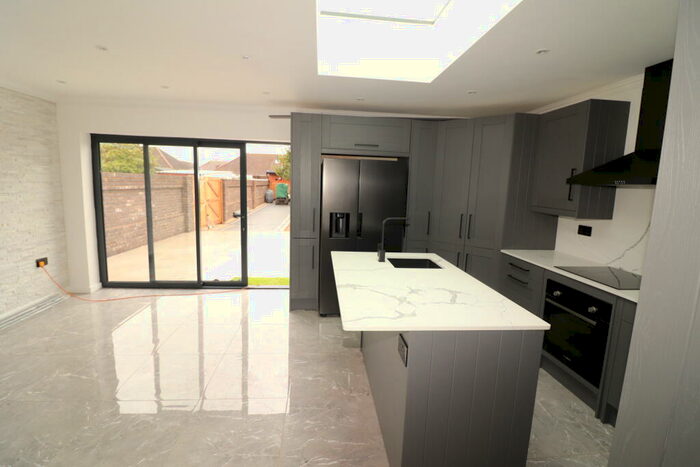 4 Bedroom Chalet To Rent In Victoria Road, Grays, RM16