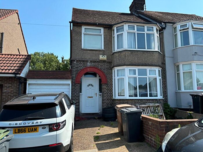 3 Bedroom Semi-Detached House For Sale In Beechwood Road, Luton, LU4