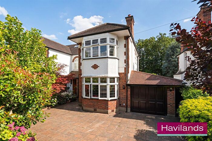 3 Bedroom Semi-detached House For Sale In Houndsden Road, London, N21