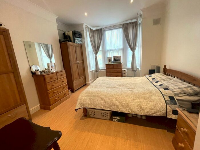2 Bedroom Flat To Rent In Gartmoor Gardens, London, SW19
