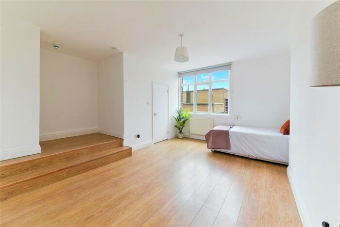 Apartment To Rent In Mount View Road, London, N4