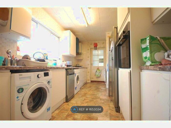 3 Bedroom Semi-Detached House To Rent In Ashwood Avenue, Uxbridge, UB8