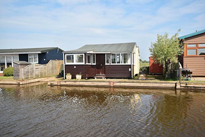 2 Bedroom Bungalow For Sale In North East Riverbank, Potter Heigham, NR29