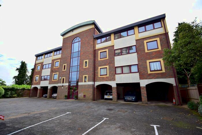 3 Bedroom Flat To Rent In Waterhouse Gardens, West Hill Road, Luton, Bedfordshire, LU1