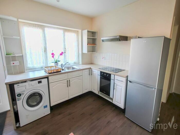 2 Bedroom Flat To Rent In Botwell Lane, Hayes, Middlesex UB3
