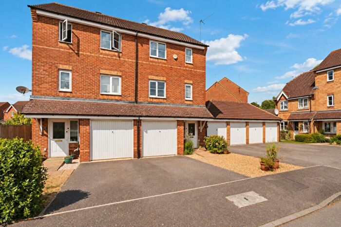 3 Bedroom Semi-Detached House For Sale In Gorseway, Hatfield, Hertfordshire, AL10