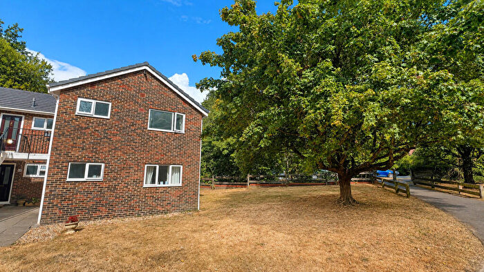 1 Bedroom Flat For Sale In Upper Heyshott, Petersfield, Hampshire, GU31