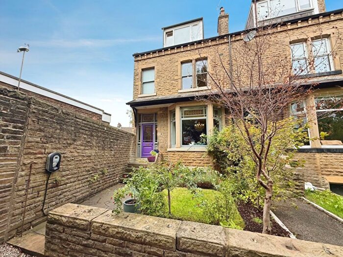 4 Bedroom End Of Terrace House For Sale In Park Grove, Shipley, BD18