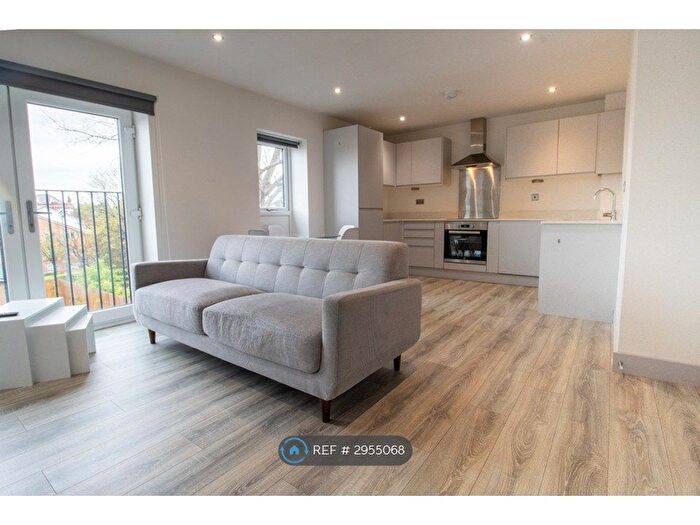 2 Bedroom Flat To Rent In Long Close Lane, Leeds, LS9