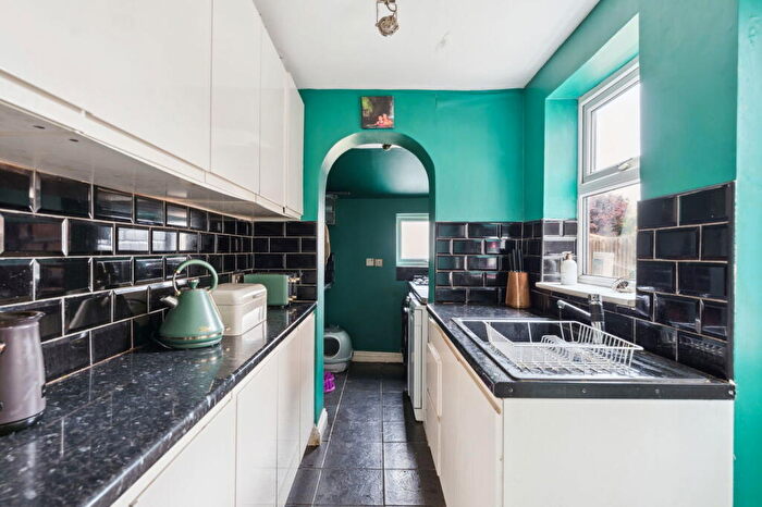 2 Bedroom Terraced House For Sale In Cross Street North, Dunstable, LU6