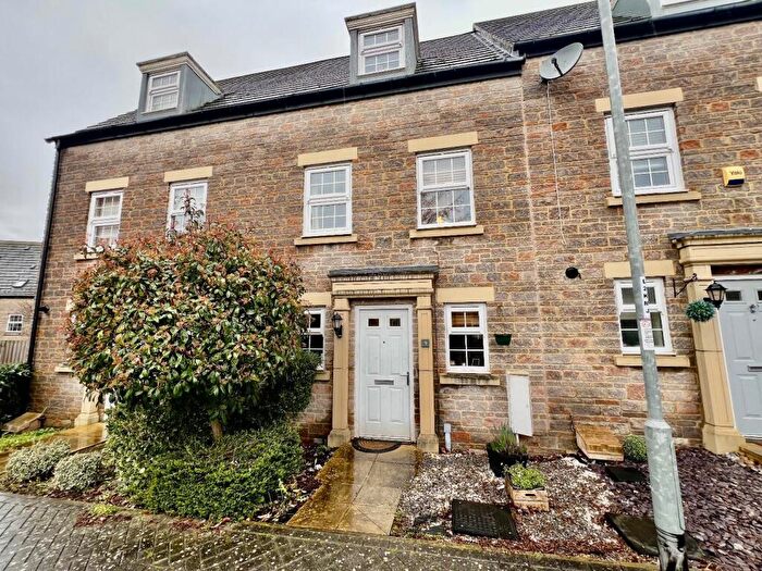 3 Bedroom Town House For Sale In Charter Court, Rothwell, Kettering, NN14