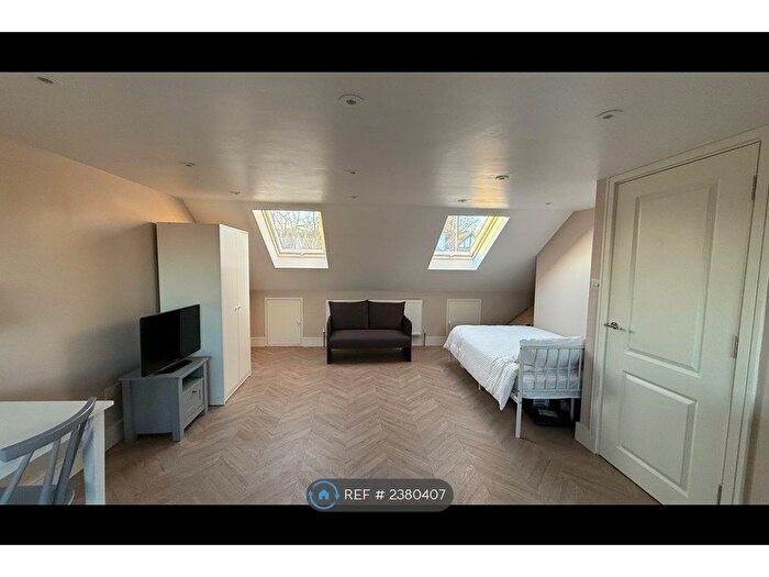 Studio To Rent In Whitehorse Lane, London, SE25